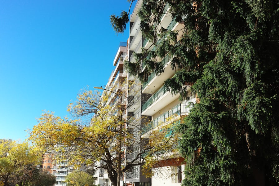 Wohnhaus mit Bäumen unter blauem Himmel